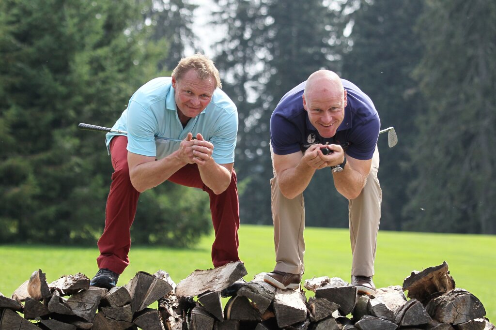 Paul Accola und Didier Cuche machen auch auf dem Green eine gute Figur!.
