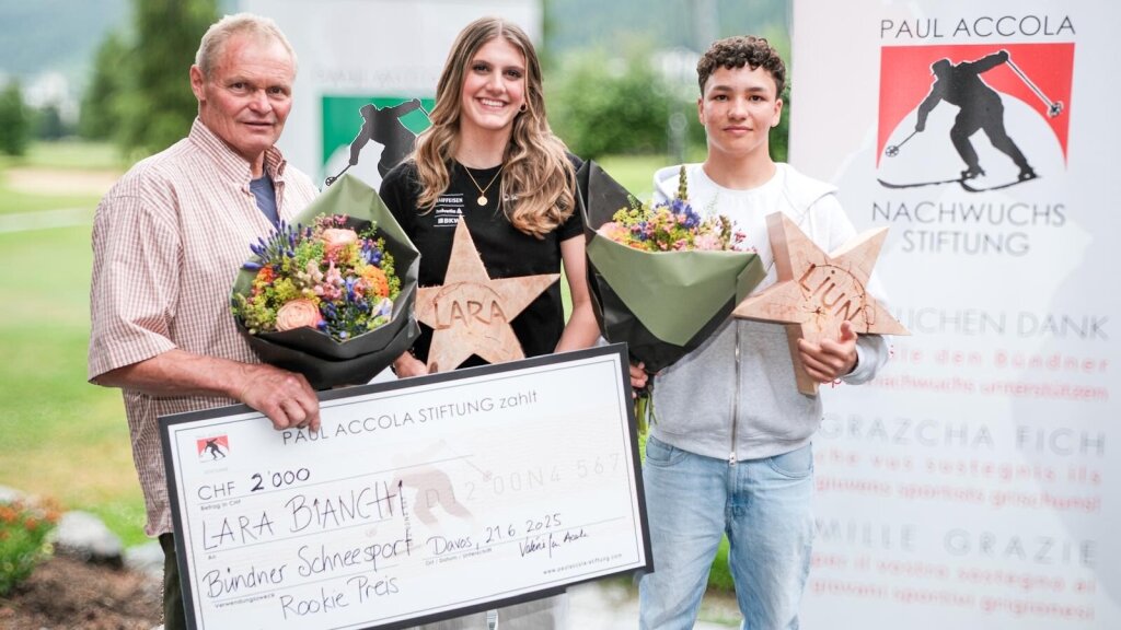 Die Bündner Schneesport Rookie 2025 Preisträger Lara Bianchi und Liun Kegler mit Stiftungsratspräsident Paul Accola.